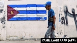 Un anciano camina en las calles de La Habana. (Yamil Lage/AFP)