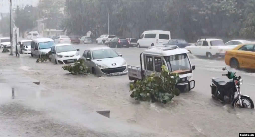 La calle 23 inundada por las lluvias. Tomado de un video de @14ymedio