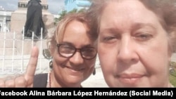 La historiadora Alina Bárbara López Hernández (derecha), junto a la antropóloga Jenny Pantoja Torres (izquierda). 