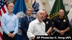 El secretario de Seguridad Nacional, Alejandro Mayorkas, habla durante una conferencia de prensa en Tucson, Arizona, el miércoles 26 de junio de 2024.