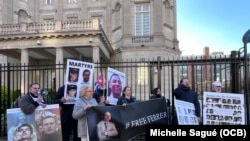 Activistas cubanos se reunieron frente a la Embajada de La Habana en Washington, DC, para expresar su apoyo a los cubanos que participaron en las recientes protestas en la isla. (OCB).