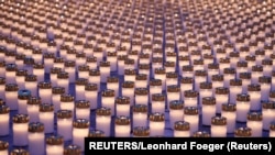 Miles de velas rinden homenaje a los niños de Ucrania en la plaza de San Esteban en Viena, Austria, el 22 de febrero de 2024. REUTERS/Leonhard Foeger