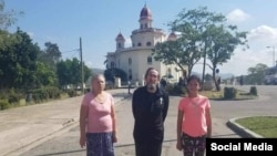 Desde el Santuario Nacional de la Virgen de la Caridad de El Cobre, en Santiago de Cuba, el exprisionero político cubano Ramón Jesús Velázquez Toranzo, acompañado por su familia, lanzó un llamado a los cubanos a unirse por un cambio de rumbo en el país. 