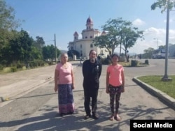 Ramón Jesús Velázquez Toranzo, acompañado por su familia, en el Santuario de El Cobre.