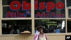 Una mujer frente a un establecimiento comercial en La Habana. (AP/Ariana Cubillos/Archivo)