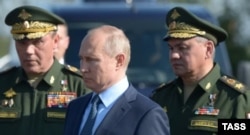 Valeriy Gerasimov, Vladimir Putin y Serguéi Shoigú. Imagen TASS.