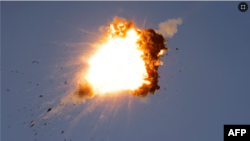 Esta fotografía tomada desde una posición en el norte de Israel muestra un UAV de Hezbolá interceptado por las fuerzas aéreas israelíes sobre el norte de Israel el 25 de agosto de 2024.