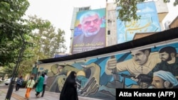 Una valla publicitaria muestra un retrato del recién nombrado líder de Hamás, Yahya Sinwar (arriba), junto a la Plaza Palestina en Teherán, el 12 de agosto de 2024. (Atta Kenare/AFP)