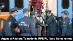 Trabajadores del Ministerio de Emergencias ruso asisten en Oriol a los residentes de la región de Kursk evacuados tras una incursión de las tropas ucranianas.