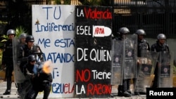 Agentes disparan gases lacrimógenos a manifestantes en 2014 en El Cafetal, Venezuela. Foto: Christian Verón/REUTERS/Archivo