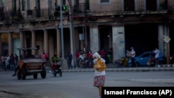 Una anciana camina por La Habana, Cuba. Foto: Ismael Francisco/AP/Archivo.