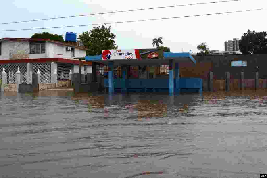 Vista de una calle después de que las fuertes lluvias causaran una inundación en Camagüey