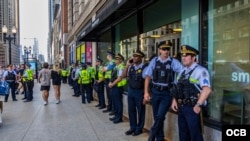 Grandes grupos de agentes de la ley a lo largo de Michigan Avenue en Chicago,