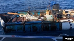 Embarcación rústica en la que viajaba un grupo de cubanos interceptada por la Guardia Costera el 6 de septiembre, unas 10 millas al sur de Islamorada. (Foto: USCG)