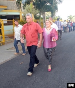 El primer vicepresidente cubano, Miguel Diaz-Canel, y su esposa.