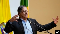 El presidente electo de Colombia, Gustavo Petro, habla con los estudiantes de la Universidad Externado en Bogotá, el martes 26 de julio de 2022. (AP Foto/Fernando Vergara)