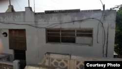 Vivienda de Guanabo con las paredes manchadas por la lluvia en la noche de este lunes. (Foto: Cortesía María Elena Mir Marrero)