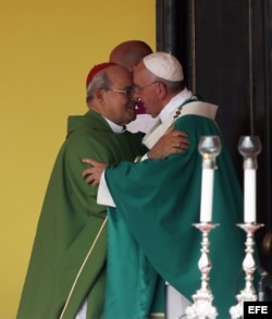 El papa Francisco saluda al cardenal Jaime Ortega, arzobispo de La Habana, en la Plaza de la Revolución de La Habana (Cuba), hoy, domingo 20 de septiembre de 2015. EFE/Orlando Barría