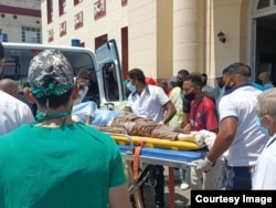 Uno de los heridos por la explosión recibido por personal del Hospital Calixto García.