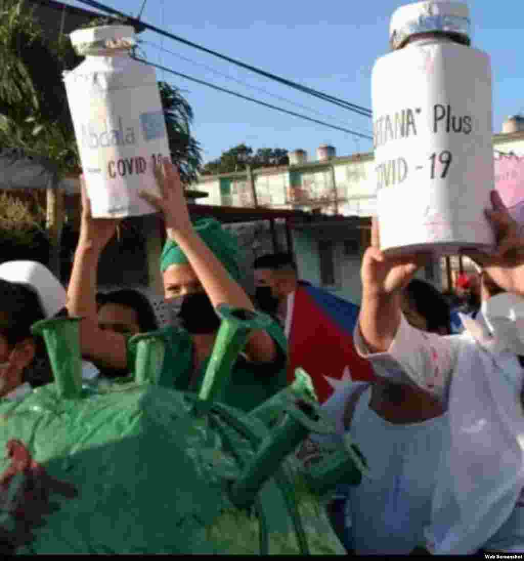 Trabajadores de la Salud en Ciego de &#193;vila representan a las vacunas Abdala y Soberana Plus contra el coronavirus.