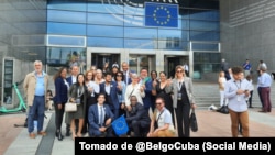 Cubanos ante la sede del Parlamento Europeo en Bruselas, Bélgica.