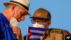 El gobernante cubano Miguel Díaz-Canel junto al general Raúl Castro presiden el desfile del 1ro de Mayo en la plaza cívica José Martí, de La Habana. ( AP/Ramón Espinosa)