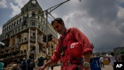 Un miembro de la Cruz Roja Cubana toma un descanso después de trabajar entre los escombros de la explosión que destruyó el Hotel Saratoga, en La Habana. (AP Foto/ Ramón Espinosa)