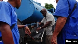 El agua se reparte por pipas en muchas localidades de Cuba.