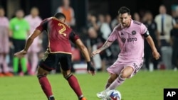 El delantero de Inter Miami Lionel Messi (10) defiende el balón contra el defensa de Atlanta United Ronald Hernández (2) durante la segunda mitad de un partido disputado el martes 25 de julio de 2023, en Fort Lauderdale, Florida. AP Photo/Rebecca Blackwell.