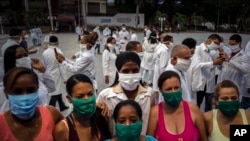 La brigada médica cubana que laborará en Sudáfrica se despide de familiares en La Habana. (AP Photo/Ramon Espinosa)