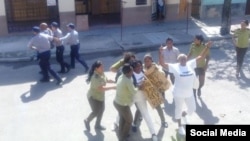 El arresto de Ángel Moya, Berta Soler y Micaela Roll frente a la sede nacional de las Damas de Blanco. Tomado de @DamasdBlanco