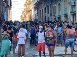 Una cola en Cuba. Tomado de @Mikesforest