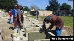 Labores de ampliación del cementerio de Kilo 12, en Sacti Spíritus, ante el incremento de muertes por COVID-19 en 2021. (Foto: Escambray/Archivo)