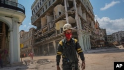 Un rescatista se aleja del destruido Hotel Saratoga después de buscar entre los escombros tras una explosión mortal, en La Habana Vieja, Cuba. (AP Foto/Ramón Espinosa/Archivo)