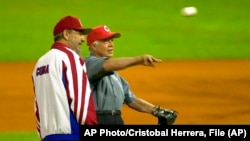 Fidel Castro (izq.) y Jimmy Carter en un juego de béisbol en el Estadio Latinomaericano el 14 de mayo de 2002.