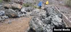 La Farola quedó bloqueada tras el paso del huracán Oscar por deslizamientos de rocas y caídas de árboles. (@RadioGtmo/X)