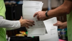 Miembros de un colegio electoral procesan boletas en Kenosha, Wisconsin. (AP/Wong Maye-E)