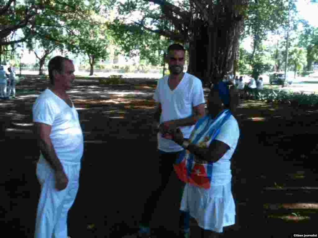 El grafitero cubano Danilo Maldonado, &quot;El Sexto&quot;,&nbsp; junto al opositor José Díaz Silva y una Dama de Blanco.