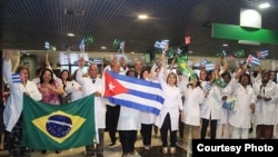 Médicos cubanos a su llegada a Brasil. Más de 11.800 trabajan ya en ese país.