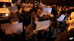 Manifestantes sostienen hojas de papel en blanco en señal de protesta contra el confinamiento obligatorio decretado por el gobierno de Xi, un desafío directo al Partido Comunista. (AP Photo/Ng Han Guan)