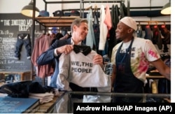 El secretario de Estado de Estados Unidos, Antony Blinken, con el diseñador de pantalones vaqueros Tshepo Mohlala en Johannesburgo (Sudáfrica), el 7 de agosto. (© Andrew Harnik/AP Images)