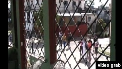 Arresto este domingo de Berta Soler y Ángel Moya, frente a la sede de las Damas de Blanco, en Lawton, La Habana. (Captura de video/Facebook)