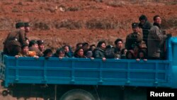 Campesinos son transportados a los campos al noroeste de Pyongyang.