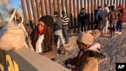 Migrantes cubanos en la frontera sur de EEUU el 6 de febrero de 2022. (AP Photo/Elliot Spagat, File).