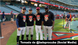 Raisel Iglesias, Yuli Gurriel, Aledmys Díaz y Yordan Alvarez) unidos en el día inaugural de la Asociación de Peloteros Cubanos Profesionales