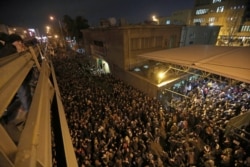 Estudiantes iraníes reunidos en una vigilia la noche del sábado en la Universidad Amirkabir de Teherán (Foto: Atta Kenare/AFP).