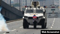 La mujer desconocida que se paró desafiante frente a una tanqueta durante las protestas en Caracas.