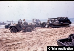 Marines estadounidenses entrenan en la isla puertorriqueña de Vieques en 1962 para una eventual invasión a Cuba (Smithsonian)