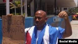 El activista cubano Maikel Herrera Bones, durante una protesta en junio de 2029. (Richard Schirrmann/Facebook)