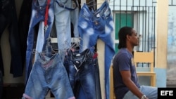 Vista de un negocio privado de venta de ropa importada antes de que los prohibieran en Cuba. (Archivo)